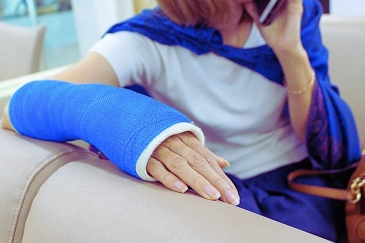 woman with broken arm in cast
